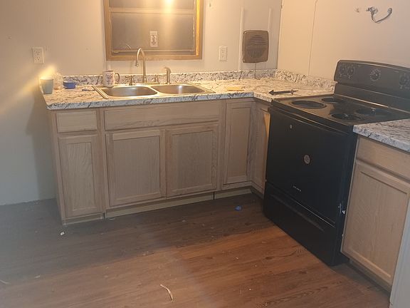4th image of 305 Dowtin Ln