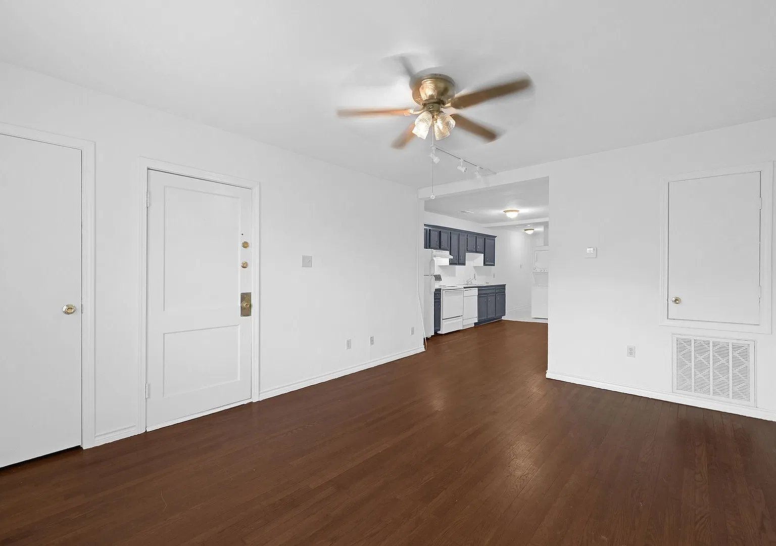 Perfect 2 Bed 1 Bath Home in Houston's Vibrant Hub! — Photo 1