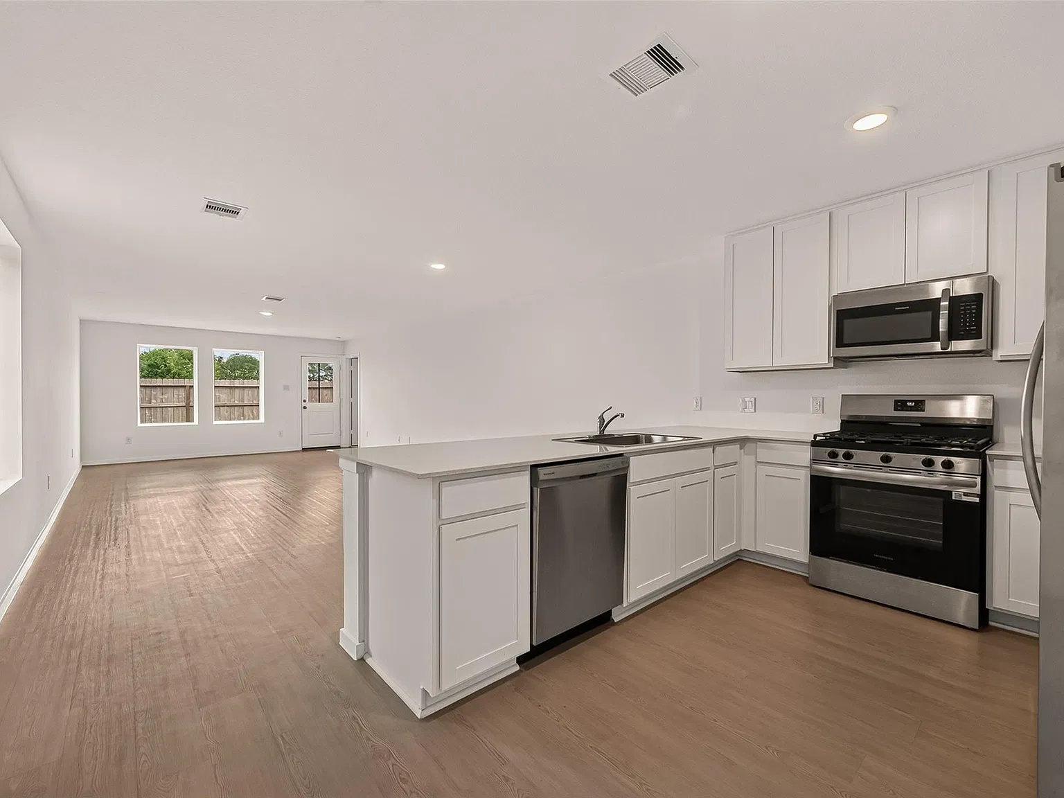 4 bed, 2.0 bath, 1690 sqft, $2,200 — Photo 4