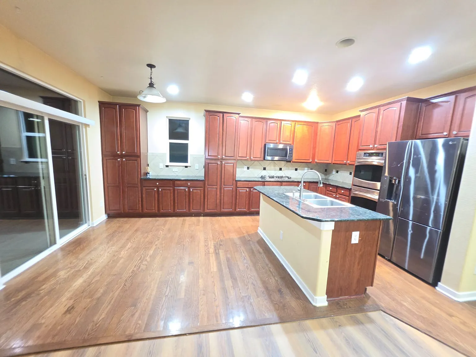 5 bed, 4700 sqft, $3,699 — Photo 4