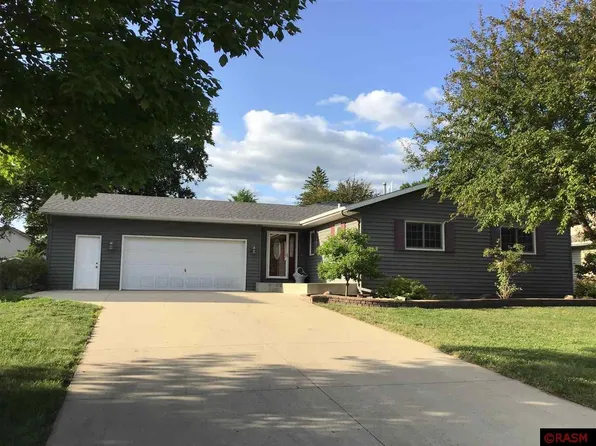 1670 Knights Dr, North Mankato, MN 56003