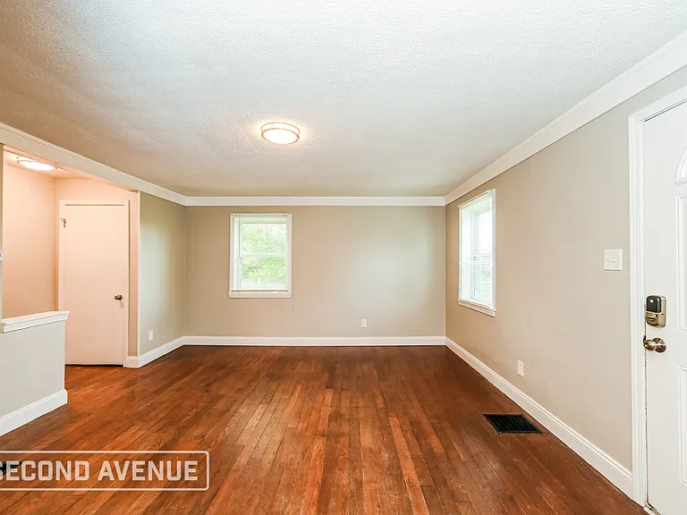 5589 Raceview Ave — Photo 4