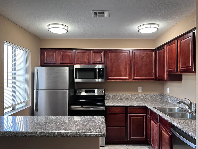 5281 River Glen Dr — Photo 1
