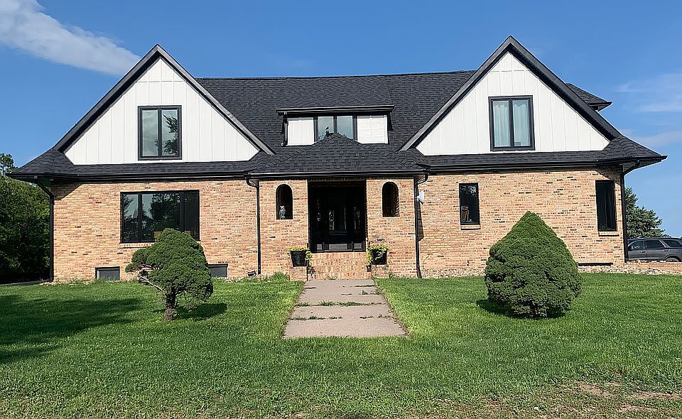 Front yard w/ covered porch