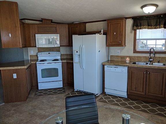 Kitchen appliances included