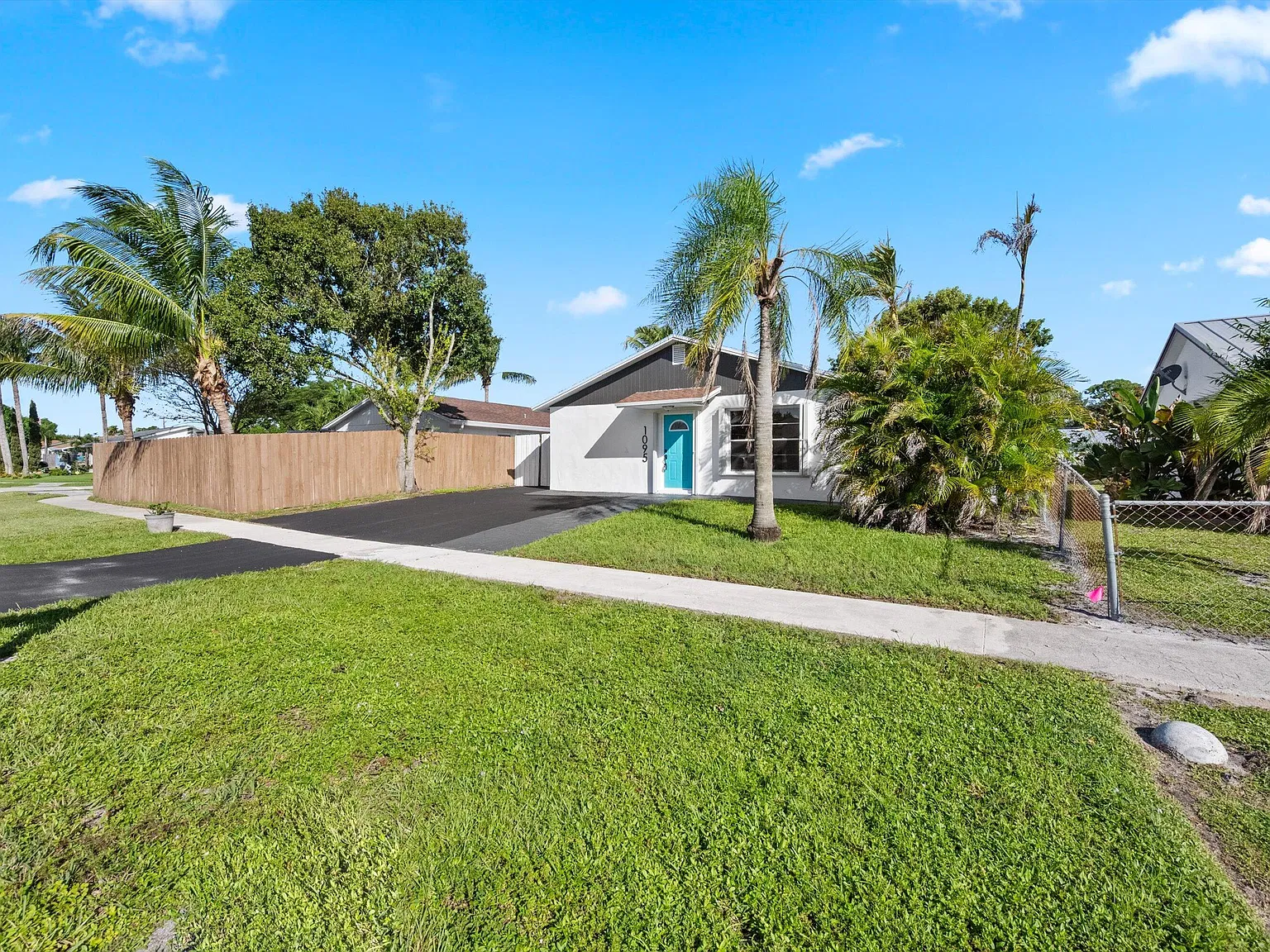 3 bed, 2.0 bath, 1392 sqft, $3,750 — Photo 2
