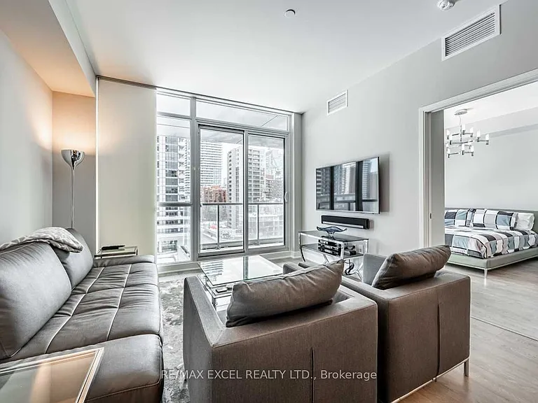 30 Roehampton Ave #619 — Photo 11