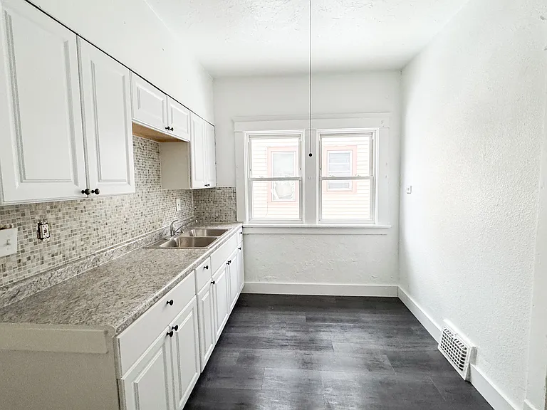 3 bed, 1.0 bath, 1200 sqft, $1,300 — Photo 21