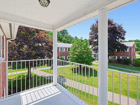 4th image of 31 Bayberry Dr APT 4