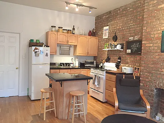 Rented by Bedford Realty USA Corp | media 6