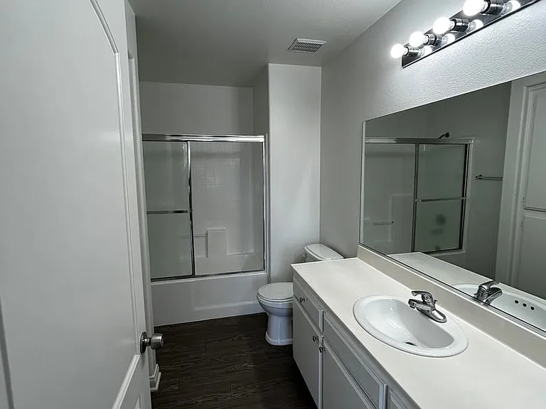14359 Haynes St — Photo 4
