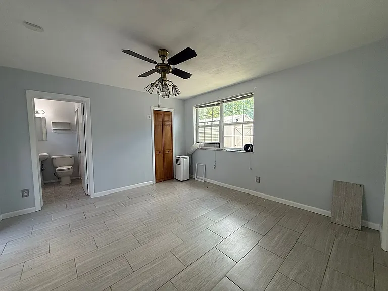 975 North Village Dr — Photo 5