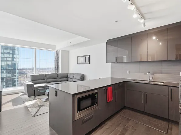 10360 102nd St NW #3308, Edmonton, AB T5J 0K6