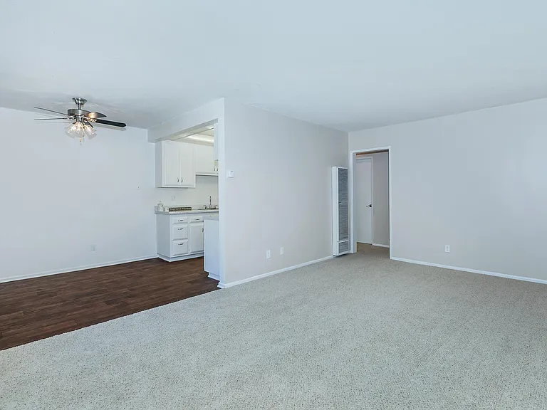 Hampshire Square Apartment Homes — Photo 13