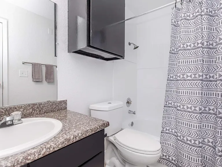 Colonial Woods Apts — Photo 29