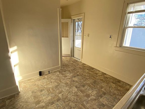 5th image of 915 Weller Ave