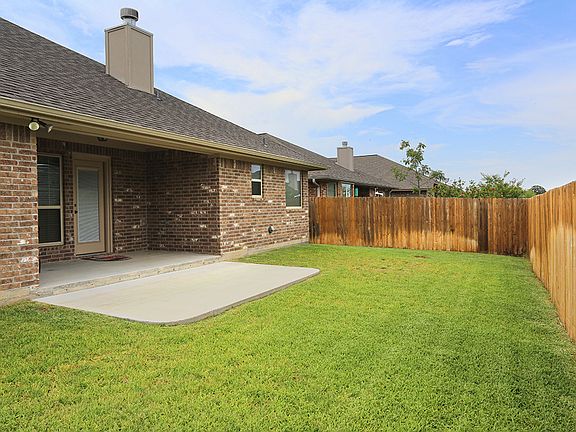 3rd image of 916 Emerald Dove Ave