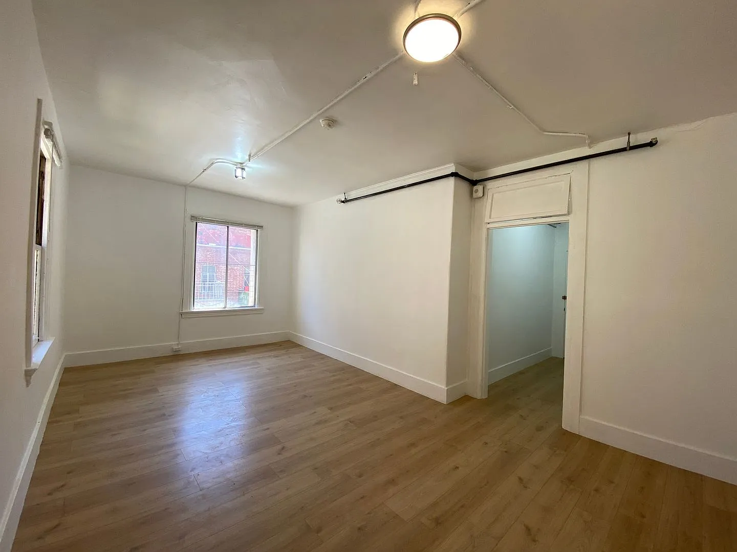 New Renovated, Spacious Street-Facing Private Room in the heart of Chinatown — Photo 4