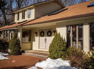 18 Macintosh Dr, Cranston, RI 02921