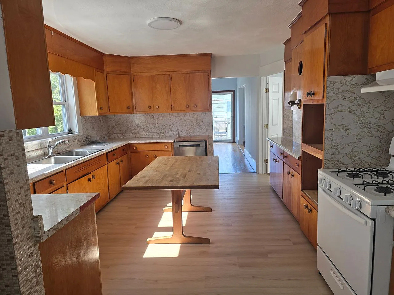 Ball Square area, 5 bedroom, 2 bathroom apartment — Photo 3