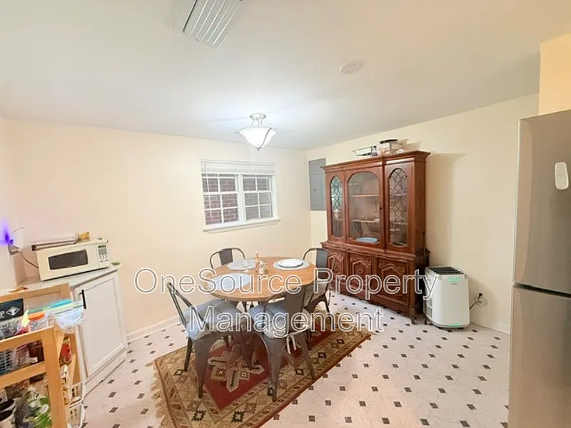 3 bed, 1.0 bath, 912 sqft, $1,500 — Photo 4