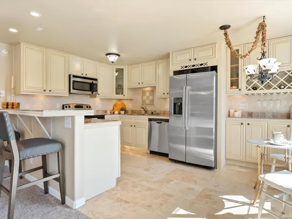 526 S 40th Ave APT A-202, West Richland, WA 99353