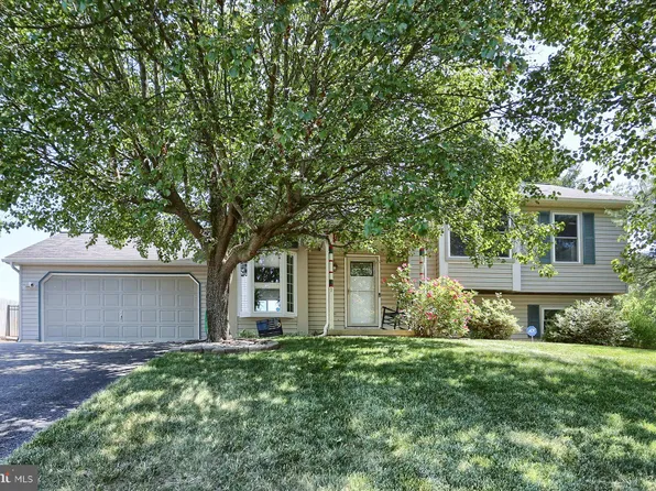 3 N Ben Hogan Dr, Etters, PA 17319