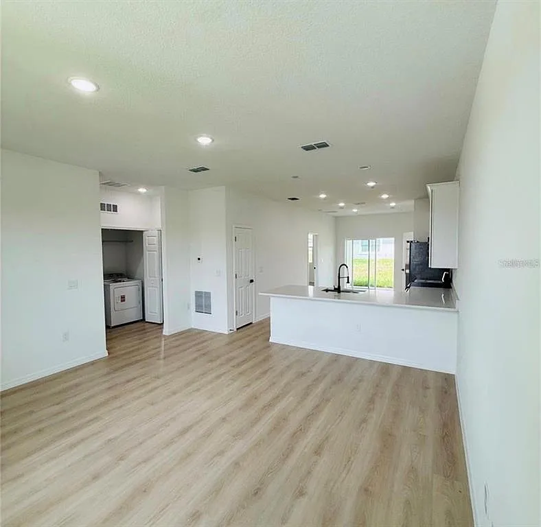 3 bed, 2.0 bath, 2832 sqft, $1,900 — Photo 3