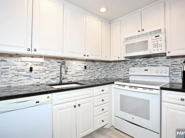 550 Fairview Ave APT 302, Westwood, NJ 07675