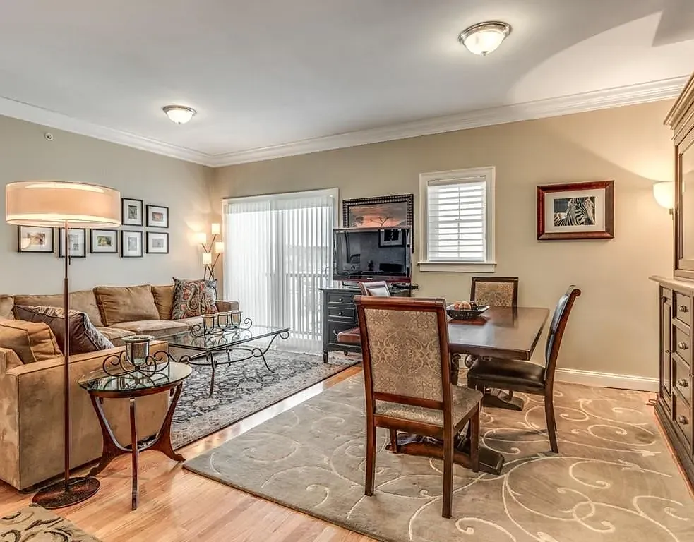 2 bed, 940 sqft, $3,150 — Photo 3