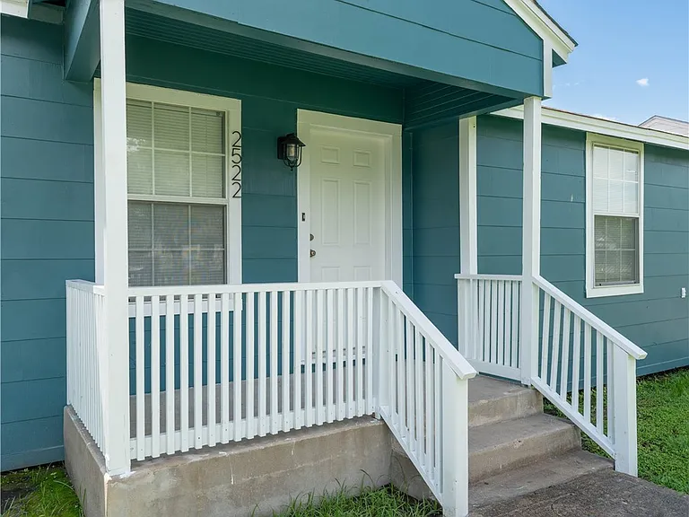 2522 Cleo St — Photo 3