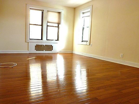 4th image of 1035 Washington Ave APT 2B