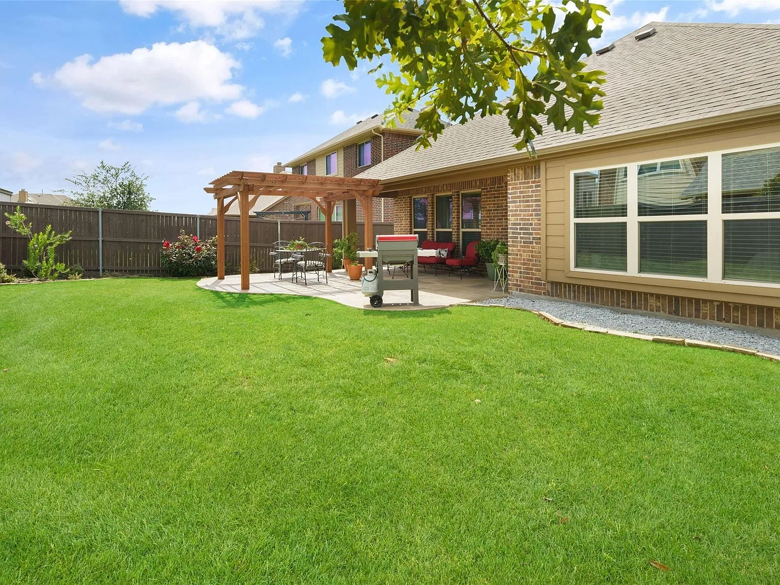 3 bed, 1843 sqft, $2,300 — Photo 3