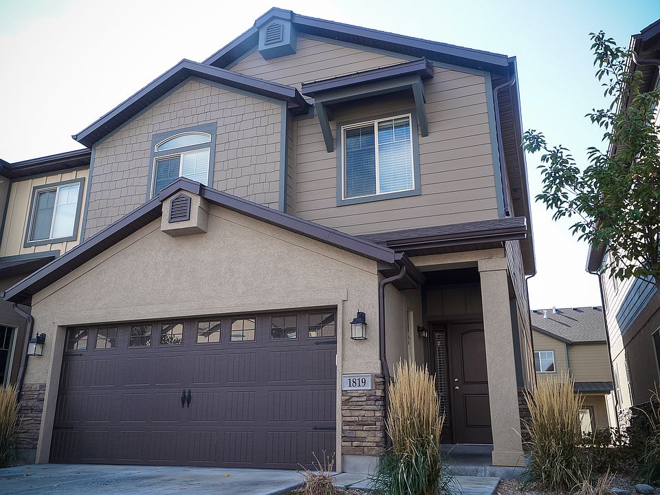 Exterior Garage & Entrance