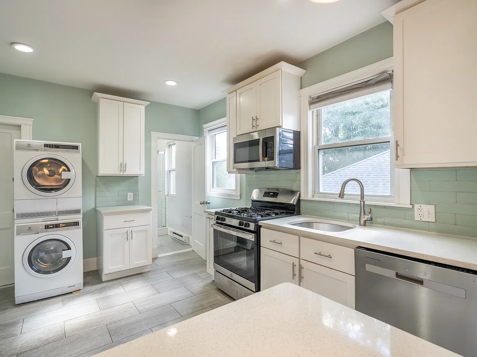 4 bed, $3,400 — Photo 1