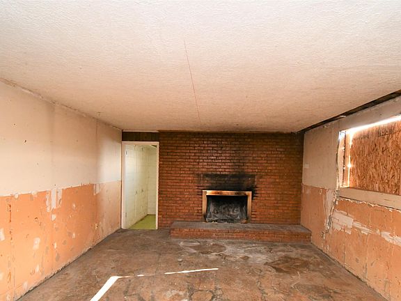 3rd image of 406 Charleston St NE