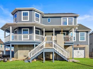 860 Atlantic St, Lindenhurst, NY 11757