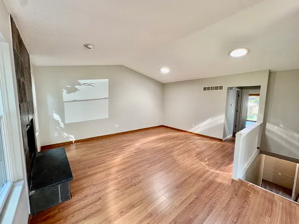 4 Shining Rock Dr APT B, Saint Peters, MO 63376