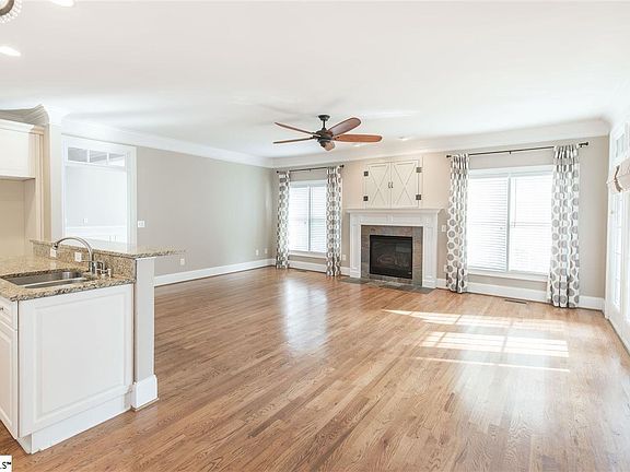 3rd image of 119 Applewood Dr