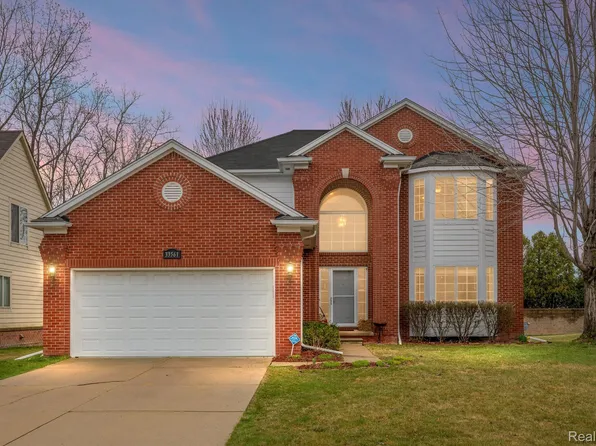 33561 Avenida Christel Dr, Sterling Heights, MI 48312