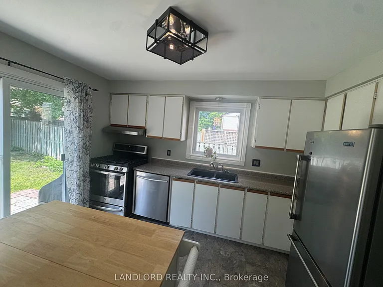 833 Laurier Ave — Photo 19