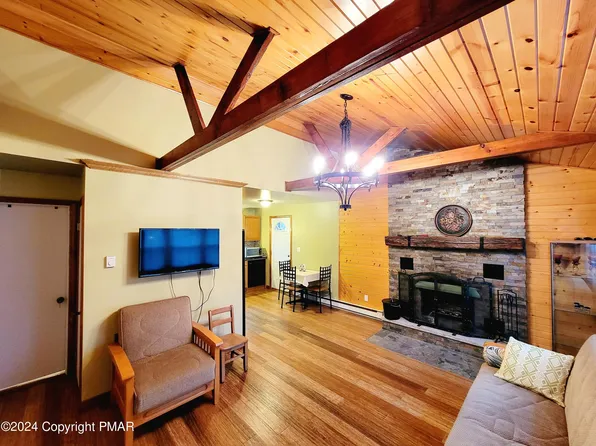 1172 Tree Top Dr, Tobyhanna, PA 18466