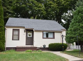 413 W 9th St, Dixon, IL 61021