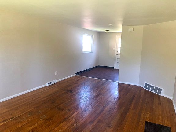 3rd image of 926 Woodhill Dr
