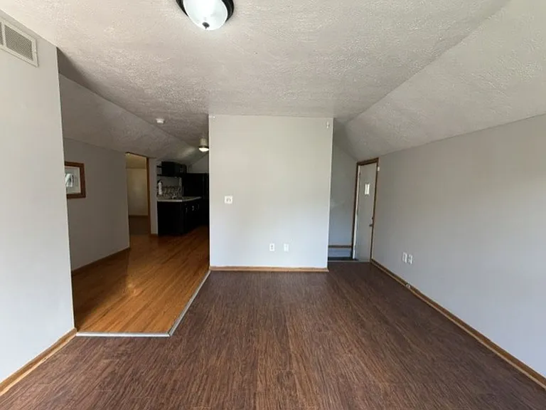 653 Sherman St — Photo 4