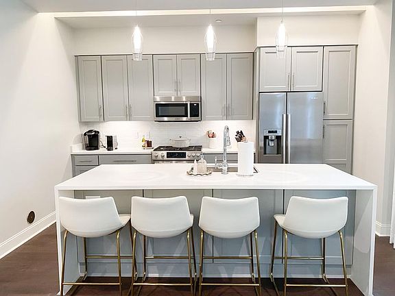 2nd image of 731 Saint Charles Ave #204