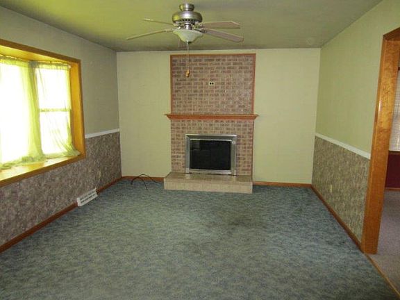 3rd image of 810 Meadow Ln