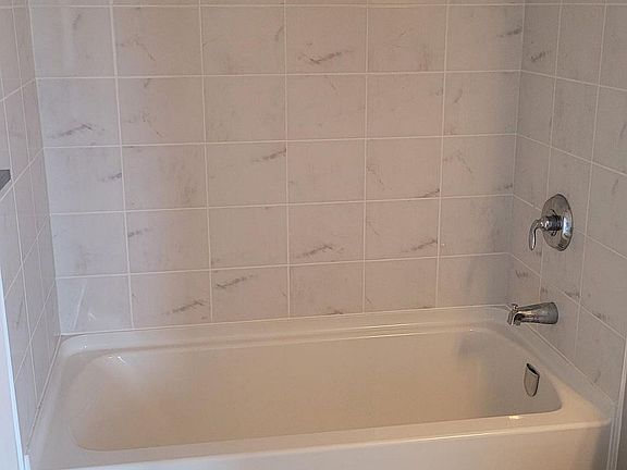 5th image of 716 Main St E #607