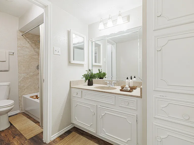 VS Unit 02 Bathroom 01