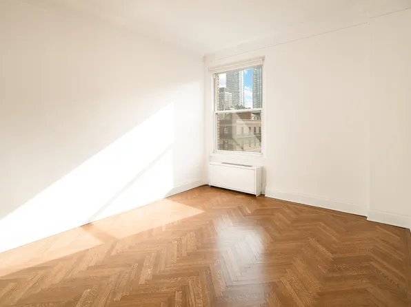 550 Park Avenue image 20 of 26